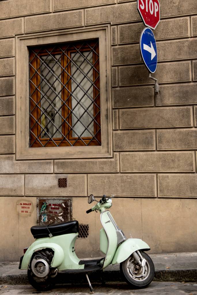 Vespa no centro de Florença: la dolce vita