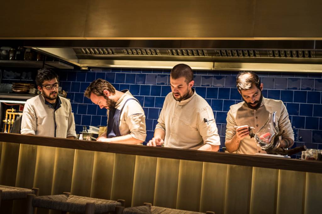 Restaurante Sála, Lisboa1 Cozinheiros em ação no balcão do Sála: sala moderninha, comida idem, ambiente histórico