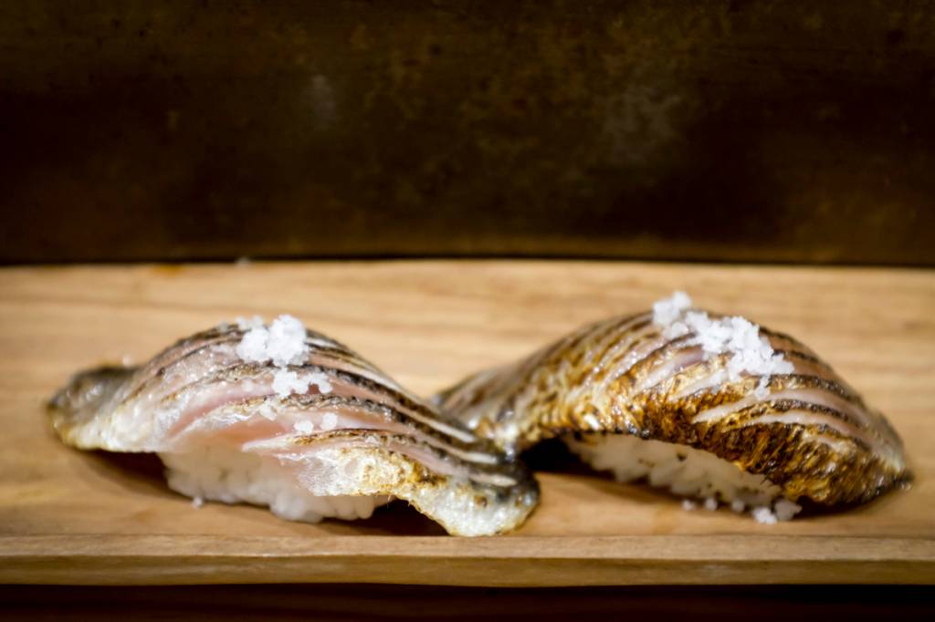 Taberna do Mar, Lisboa Dupla de niguiri de sardinha com flor de sal: momento uau