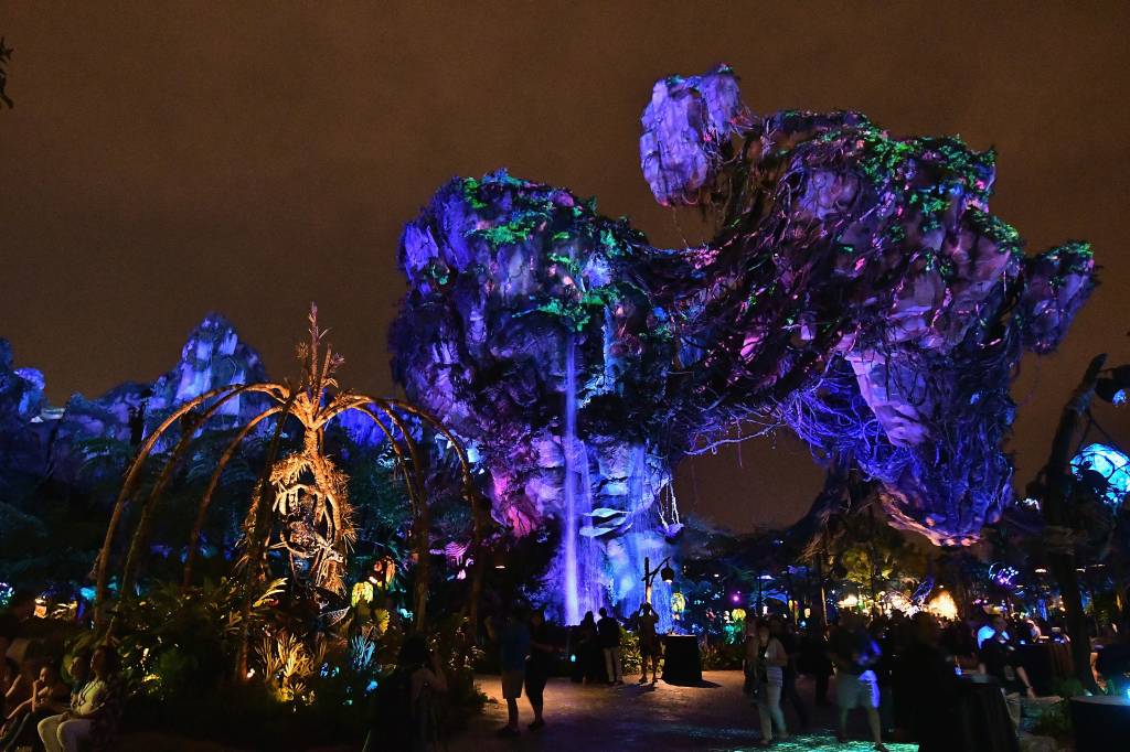 As florestas bioluminescentes de Pandora, na área dedicada ao longa Avatar As florestas bioluminescentes de Pandora, na área dedicada ao longa Avatar