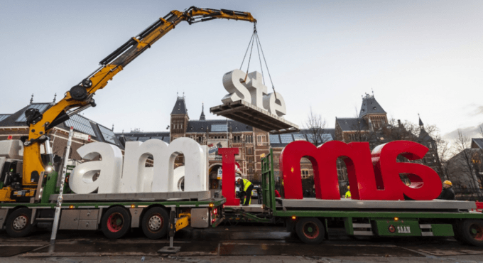 Letreiro “I Amsterdam” removido em Amsterdã, na Holanda