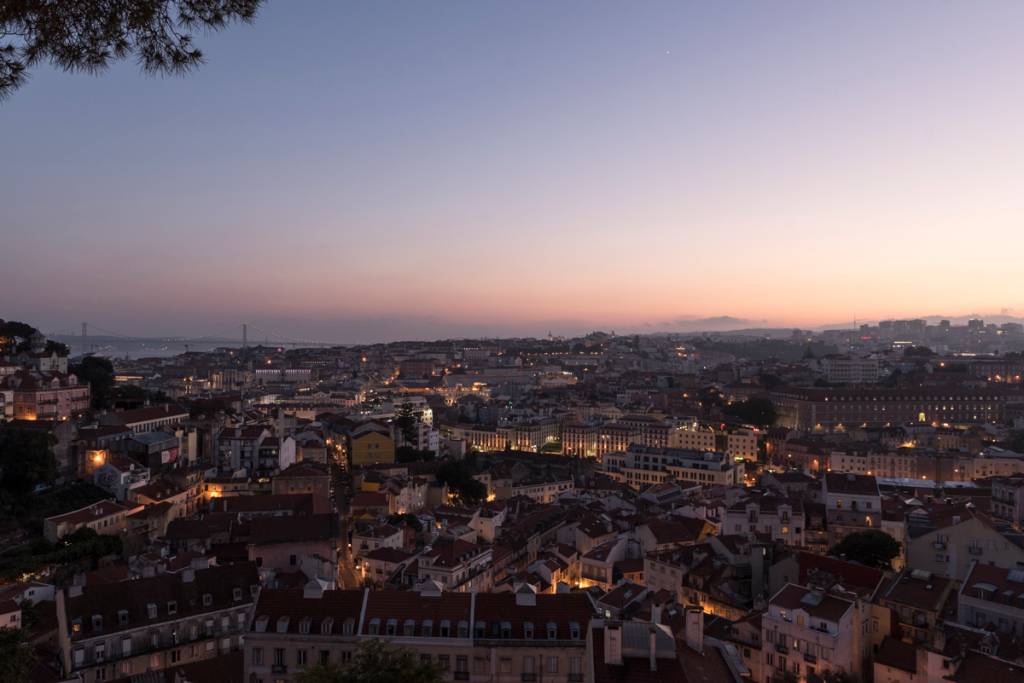 A linda vista de Lisboa a partir do Castelo de São Jorge ao fim do dia
