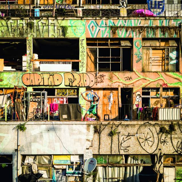 <span>Impossível não pensar no pixo quando se fala de São Paulo. Cada vez mais, o pixo tem deixado a marginalidade para se tornar uma manifestação estética admirada por artistas e curadores: talvez ele seja a nossa mais original forma de expressão. Pensando nisso, subi com meu drone na ocupação da R</span><span><b>ua do Ouvidor</b></span><span> </span><span>pra capturar esta cacofonia de belos garranchos, e fui surpreendido pela dança desta linda moradora de bambolê na cintura. São Paulo é assim: bonita e poética nos lugares em que menos esperamos poesia.</span> <span>Impossível não pensar no pixo quando se fala de São Paulo. Cada vez mais, o pixo tem deixado a marginalidade para se tornar uma manifestação estética admirada por artistas e curadores: talvez ele seja a nossa mais original forma de expressão. Pensando nisso, subi com meu drone na ocupação da R</span><span><b>ua do Ouvidor</b></span><span> </span><span>pra capturar esta cacofonia de belos garranchos, e fui surpreendido pela dança desta linda moradora de bambolê na cintura. São Paulo é assim: bonita e poética nos lugares em que menos esperamos poesia.</span>
