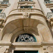 A bela fachada do 1908 Lisboa Hotel: puro glamour de volta