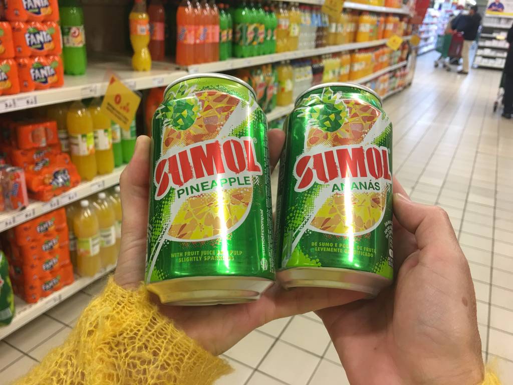 Sumol sabor abacaxi: aqui entramos no ramo das bobagens para quem tem paladar infantil. Um refrigerante docinho com um sabor que não estamos muito acostumados no Brasil. Cada lata sai por € 0,67*.