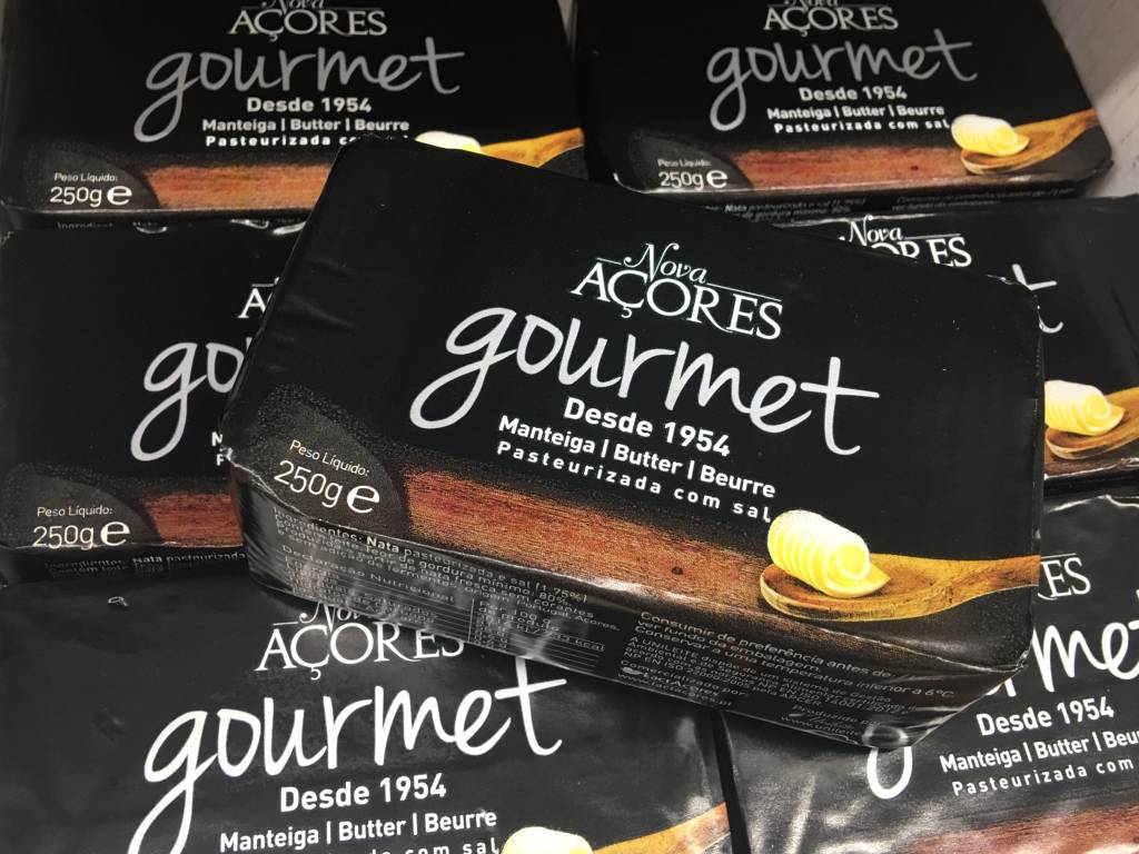 Manteiga dos Açores: os laticínios do arquipélago dos Açores costumam ser imbatíveis. Com as manteigas não é diferente - vêm de lá as melhores e mais cremosas do país. Não tenho uma marca preferida, mas este tablete de 250g da Nova Açores custa € 1,73*.