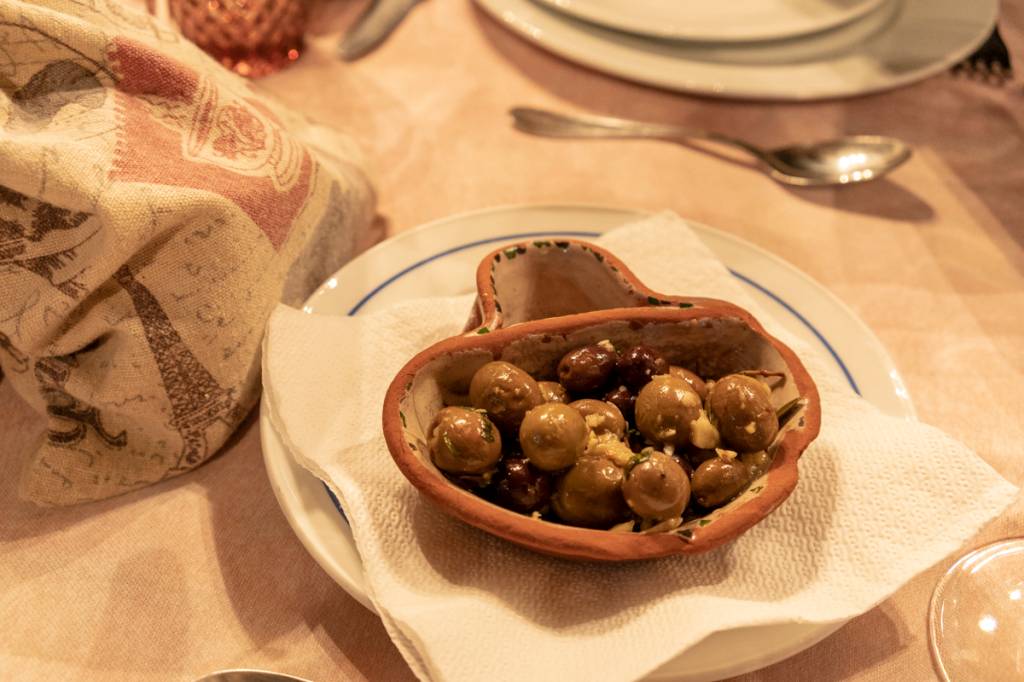 As azeitonas temperadas à espera: as melhores de Portugal são do Alentejo