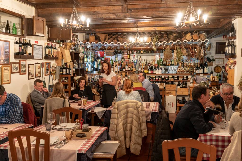 O salão do restaurante: ares de mercearia, clima de festa no interior