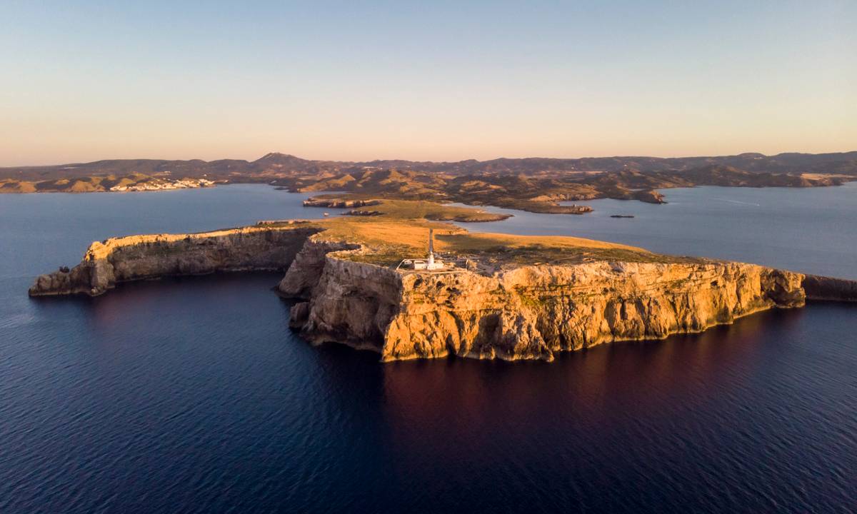 Cabo de Cavalleria, o melhor camarote com ala VIP para ver o sol desaparecer no mar em Menorca