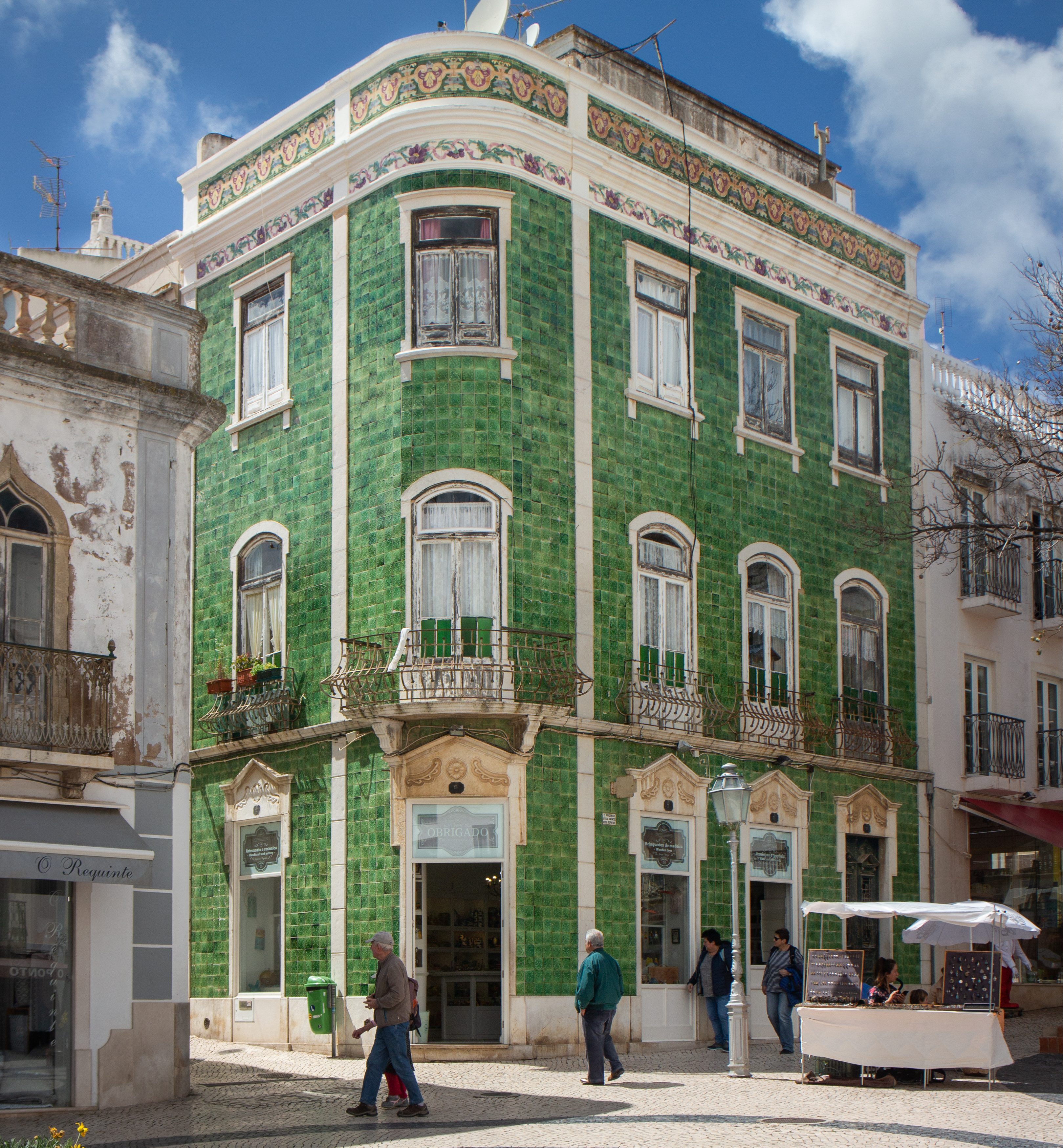 Lagos, a capital e principal porta de entrada, tem um bonito centro histórico cercado de muralhas e guarda construções seculares imponentes.