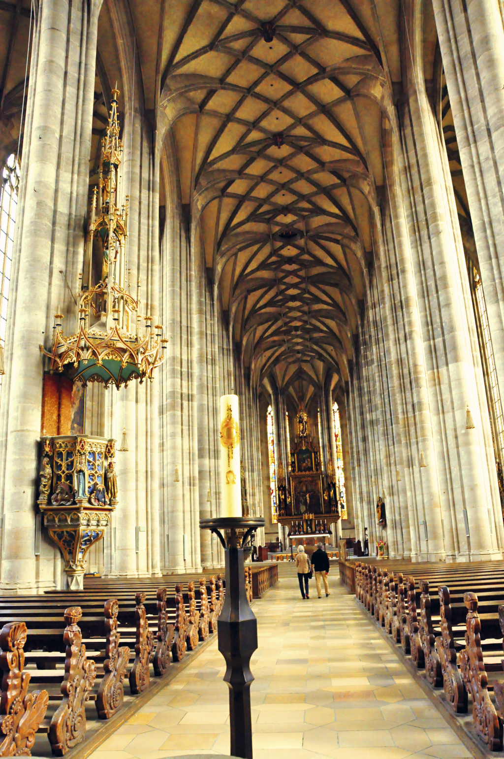 Interior da igreja gótica Münster St. Georg, em Dinkelsbühl. Alemanha Interior da igreja gótica Münster St. Georg, em Dinkelsbühl. Alemanha