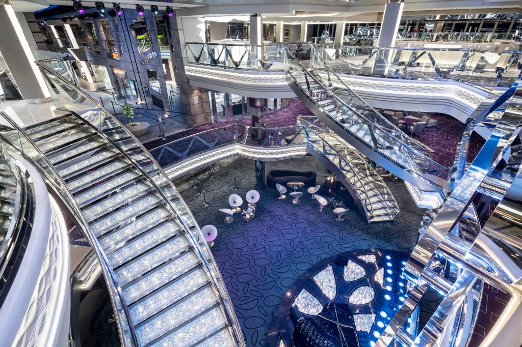 O degraus do Infinity Atrium são Swarovski até o último quilate, MSC Bellissima