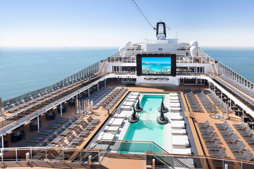 A piscina principal do navio MSC Bellissima A piscina principal do navio MSC Bellissima