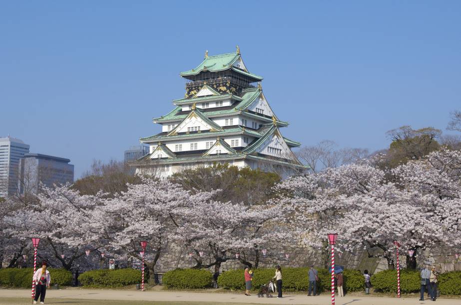 Castelo de Osaka e cerejeiras, que florecem entre o fim de março e início de abril Castelo de Osaka e cerejeiras, que florecem entre o fim de março e início de abril