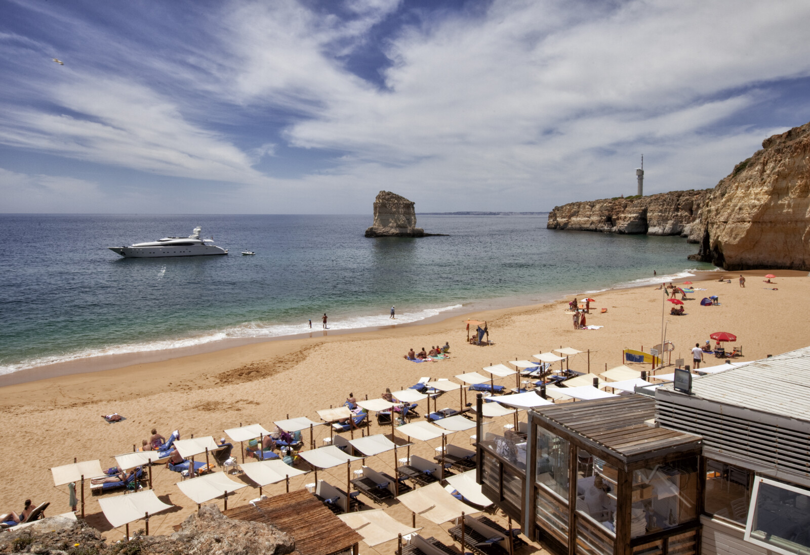 O restaurante Rei das Praias tem uma sala virada para o mar.