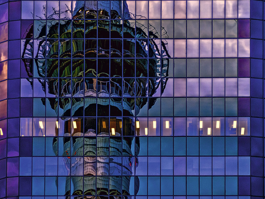 Sky Tower refletida em um arranha-céu, Auckland, Nova Zelândia