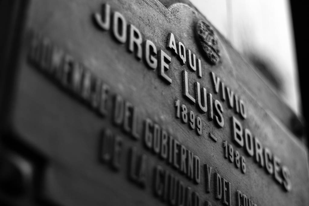 Placa na casa de Jorge Luis Borges na rua Maipú, Retiro, Buenos Aires, Argentina