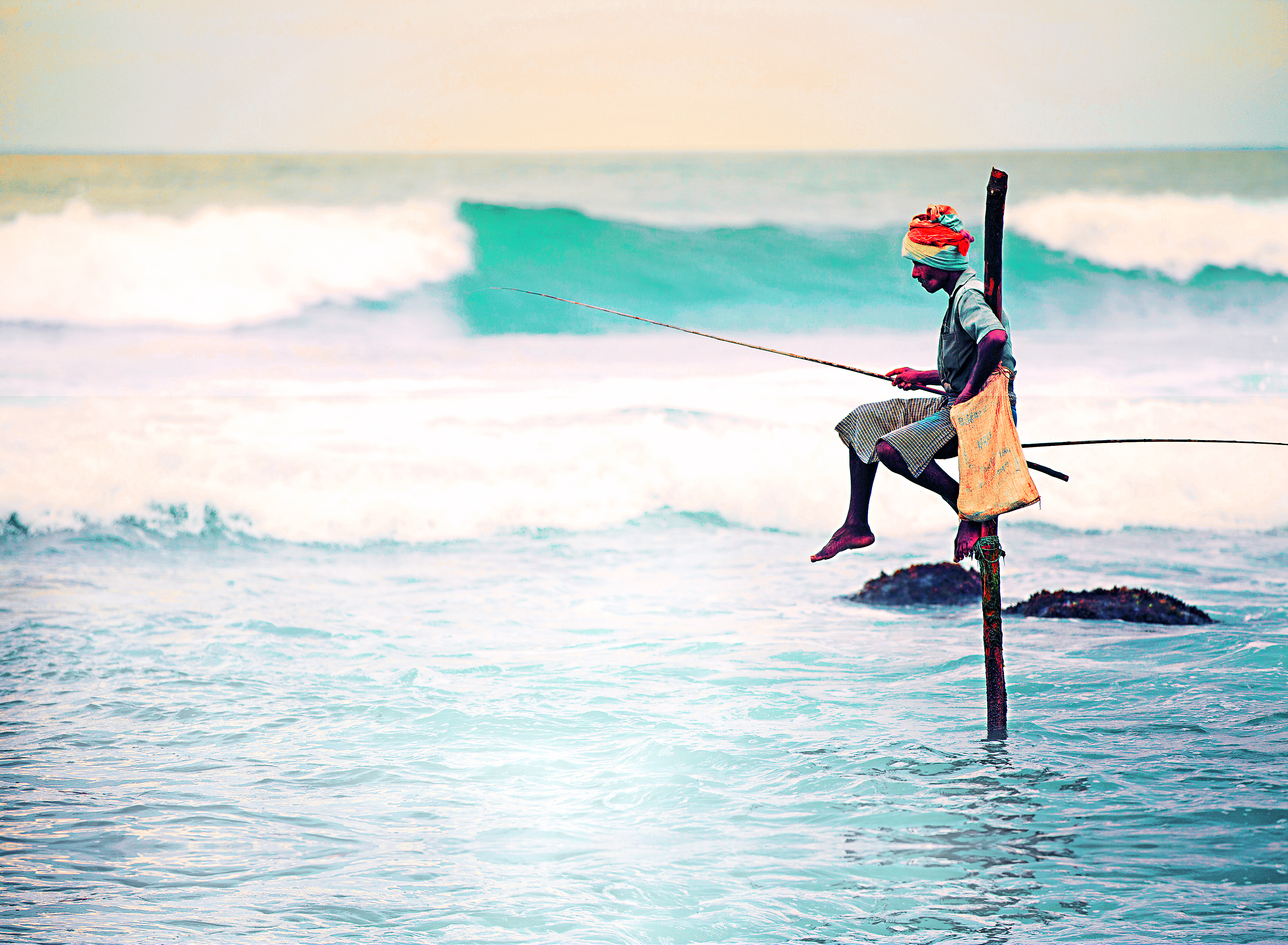 Pescador empoleirado na região de Ahangama, Sri Lanka