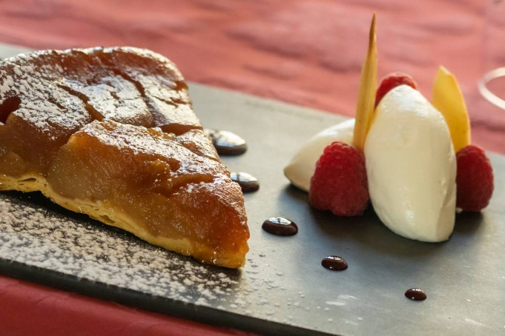 Tarte tatin com creme chantilly no La Capitainerie. Crédito: