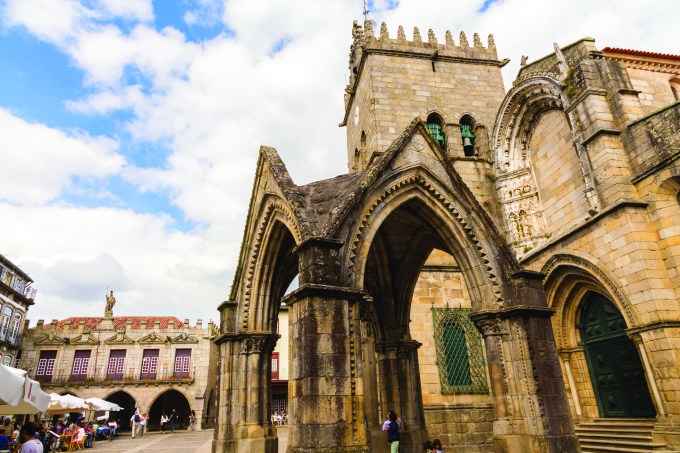 O lindo Largo da Oliveira, com o Padrão do Salado em primeiro plano: coração da cidade