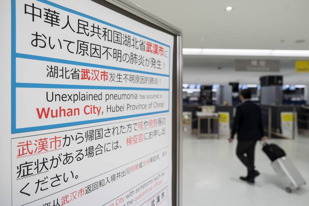 Aviso sobre o coronavírus, em Narita, Japão Aviso sobre o coronavírus, em Narita, Japão