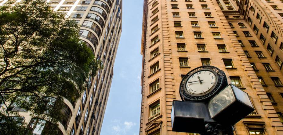 Detalhe de relógio na Praça Dom José Gaspar