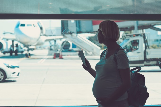 Mulher grávida no aeroporto