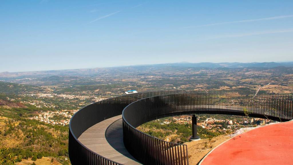 Miradouro da Varanda dos Carquejais: camarote para a paisagem da Serra da Estrela