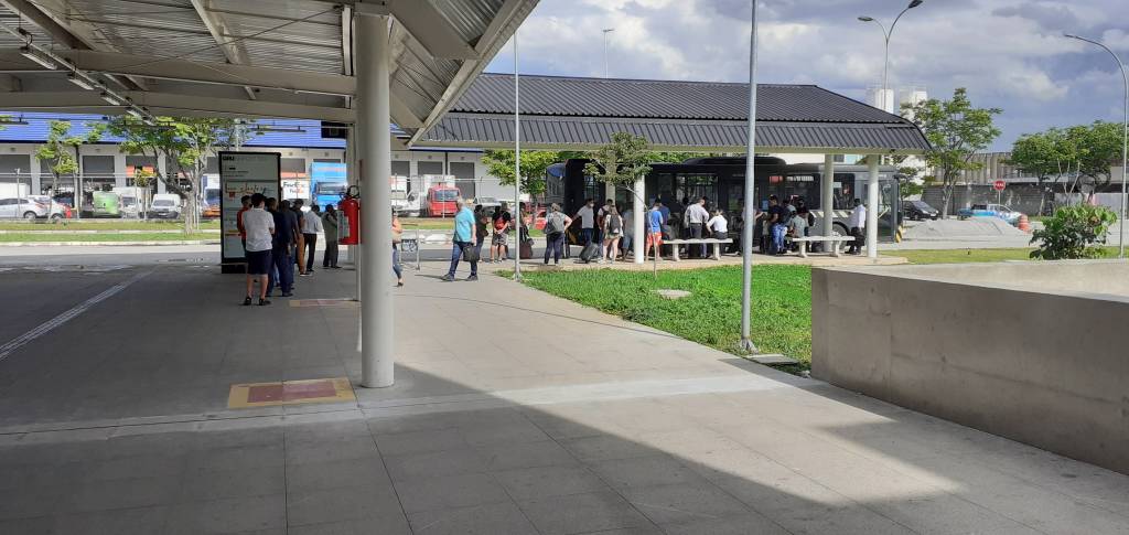 Ponto de onde saem os ônibus para os terminais