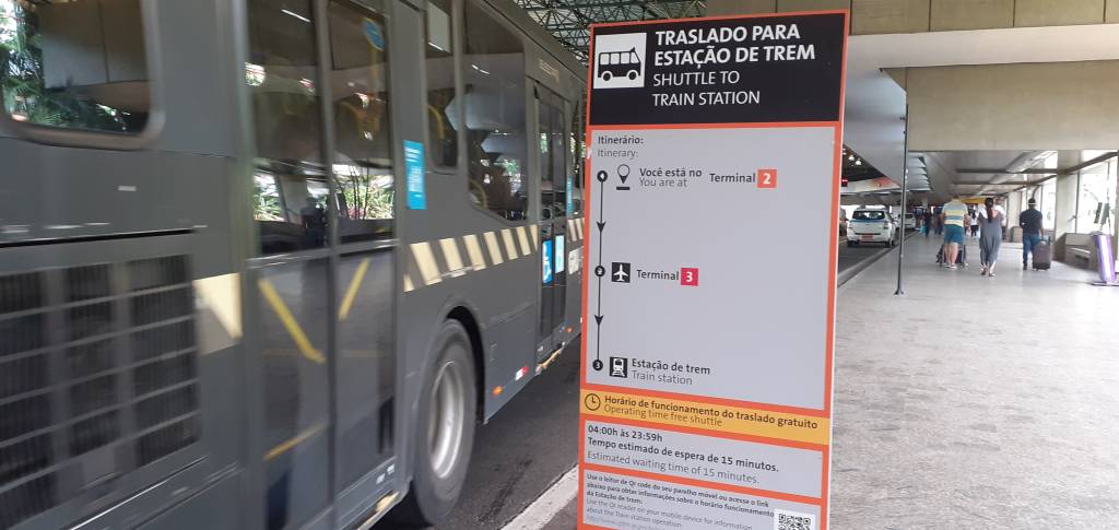 Ônibus saindo do ponto de ônibus no Terminal 2: mais parece um caveirão