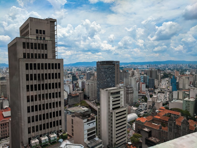 Vista do 26º andar do Farol, com o edifício Mirante do Vale ao fundo