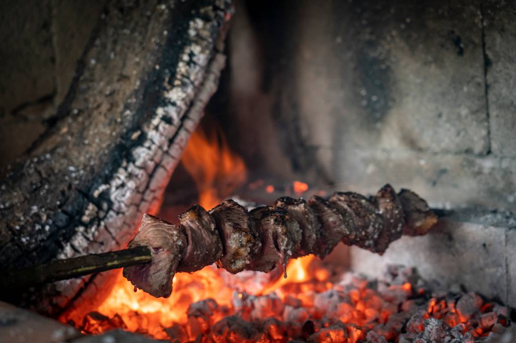 Sabores locais: espetada em pau de louro para o almoço