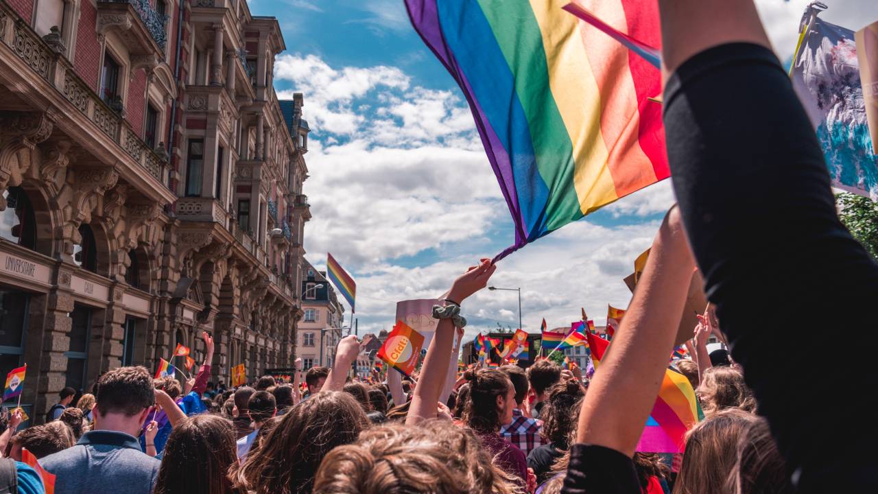 Multidão ergue bandeiras do orgulho LGBTQIA+