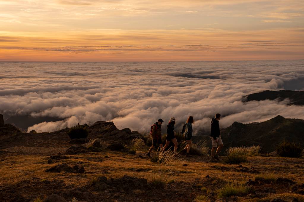 124 Quatro pessoas caminham acima das nuvens no Pico do Areeiro, Ilha da Madeira