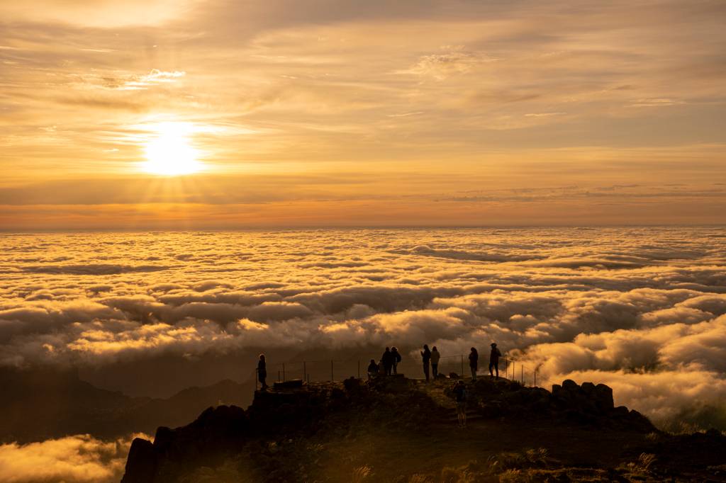 126 Pessoas assistindo o nascer do sol acima das nuvens no Pico do Areeiro, Ilha da Madeira