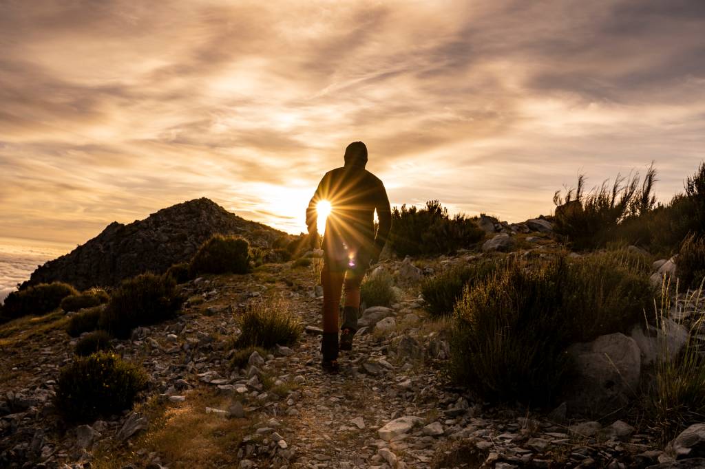 Homem caminha numa trilha nos arredores do Pico do Areeiro, na Ilha da Madeira