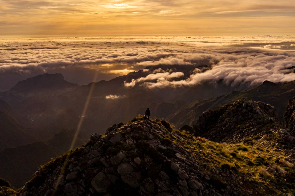135 Pessoa sozinha no alto da montanha observa a paisagem acima das nuvens na Ilha da Madeira