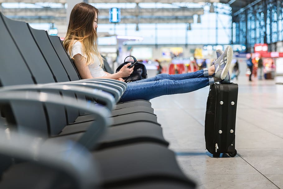 Adolescente no aeroporto