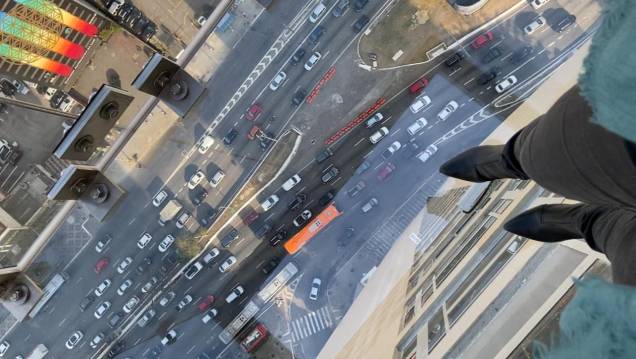 O trânsito da Avenida Prestes Maia fluia bem debaixo dos meus pés O trânsito da Avenida Prestes Maia fluia bem debaixo dos meus pés