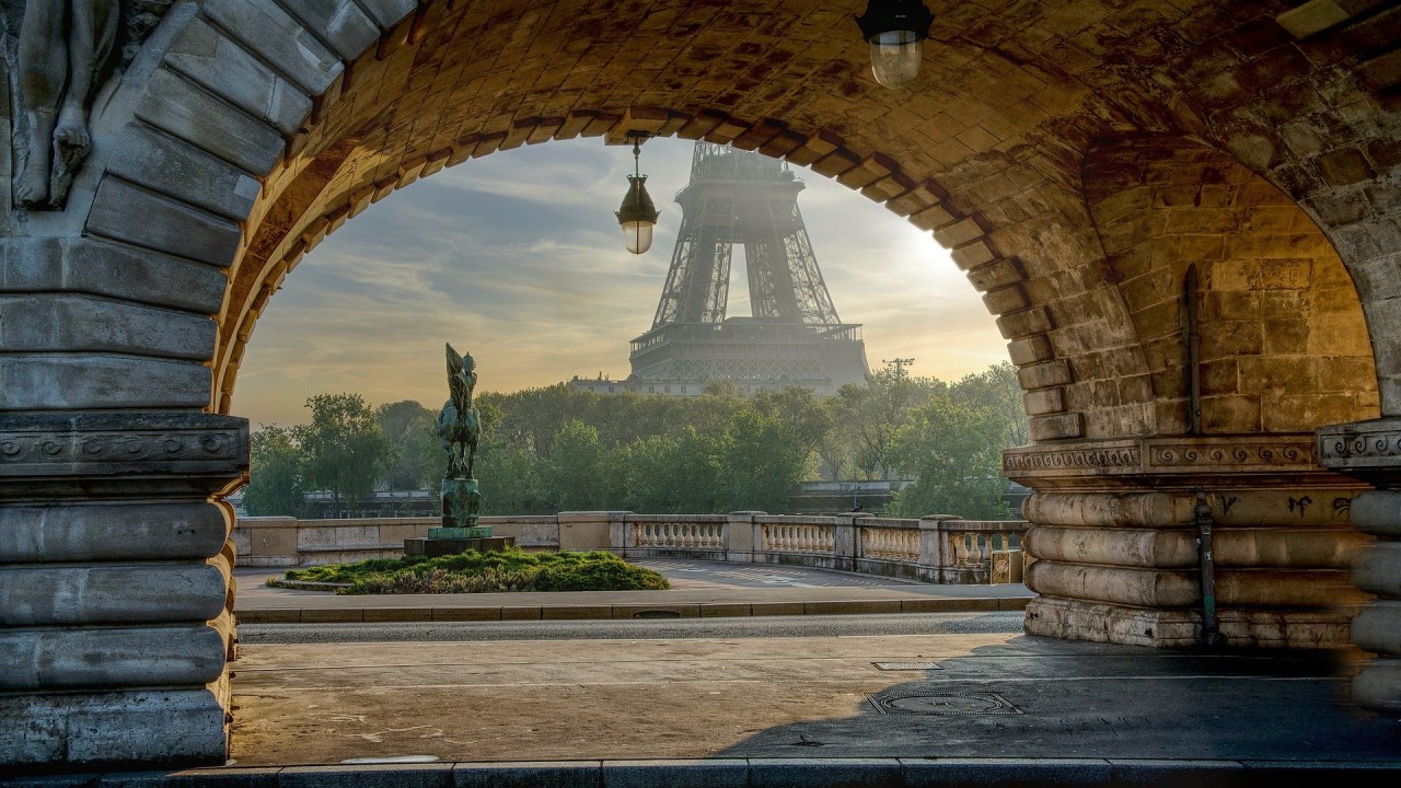 Torre Eiffel vista de dentro de um arco em Paris, na França