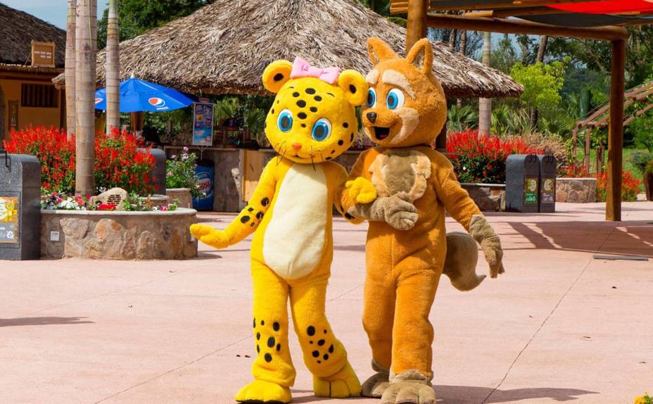 O Hot Park costuma receber a visita dos personagens da Turminha da Zooeira, que tiram foto com as crianças.