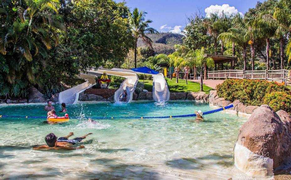 No Hot Park, os visitantes sentam em bóias ou deitam de bruços sobre um tapetinho para escorregar em alguns toboáguas.