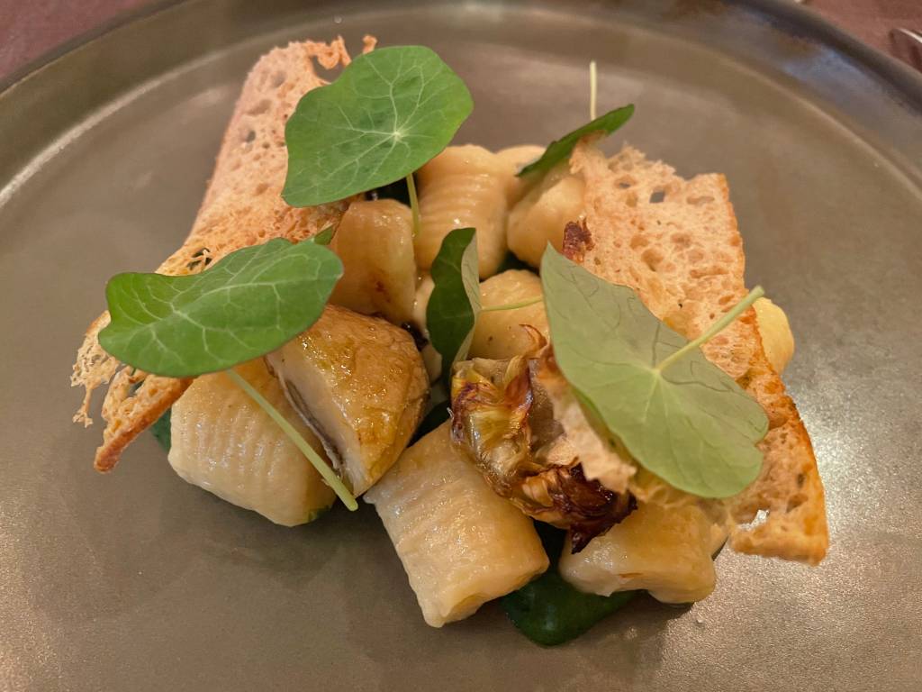 Arkhe4 Prato cinza com quadradinhos de gnocchi e algumas folhas de capuchinha por cima