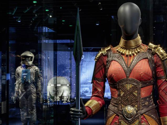 Os figurinos usados em filmes como "Pantera Negra" (2018) estão expostos ao longo do museu. Os figurinos usados em filmes como "Pantera Negra" (2018) estão expostos ao longo do museu.