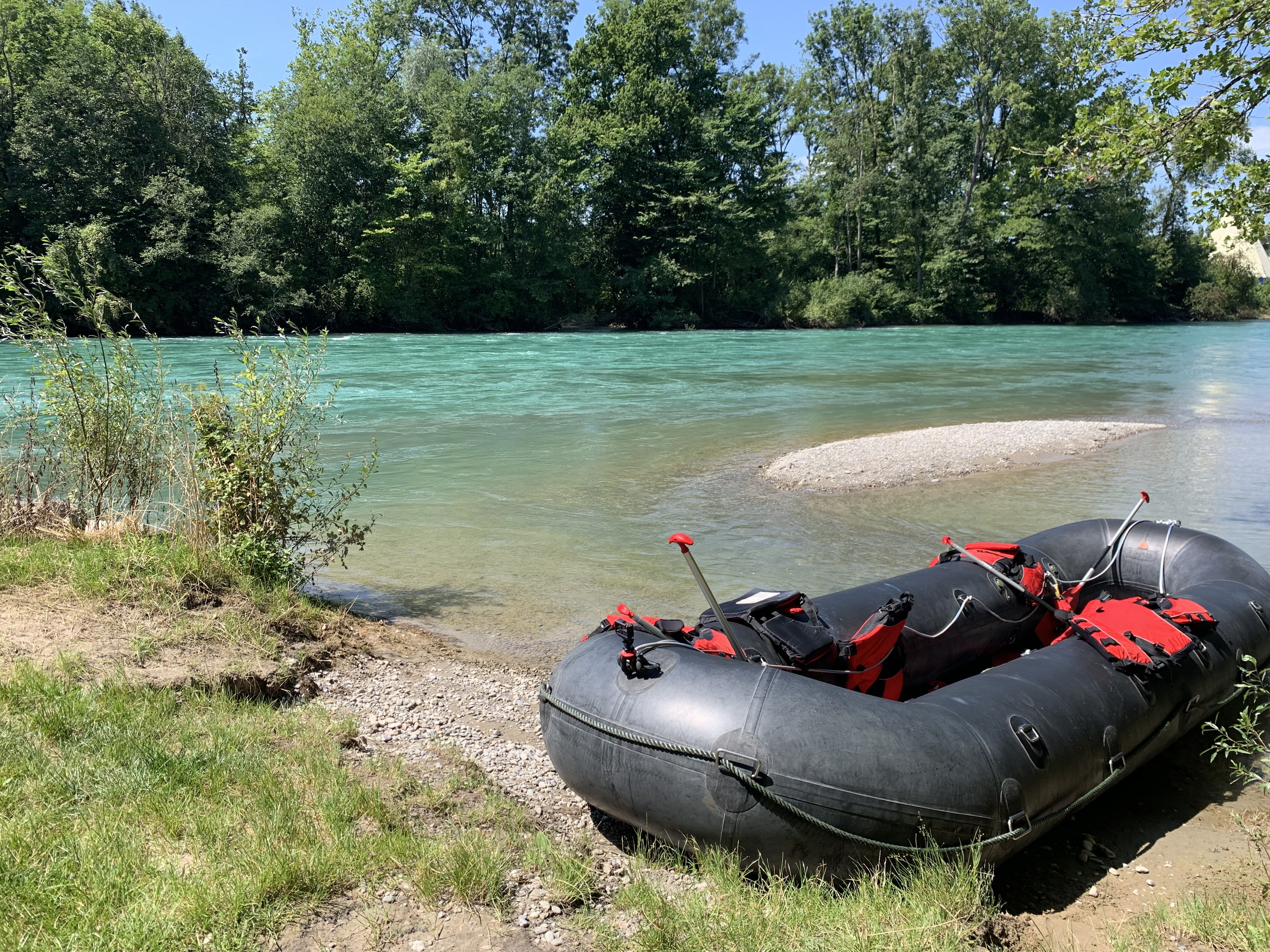 Rafting nas águas cristalinas do rio Aare