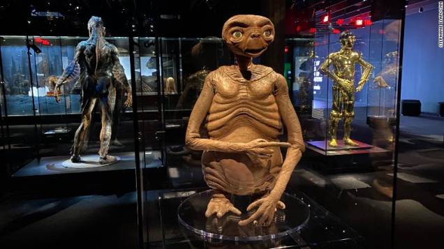 Você vai querer ligar para casa depois de ter seu próprio encontro com E.T. e C3PO Você vai querer ligar para casa depois de ter seu próprio encontro com E.T. e C3PO