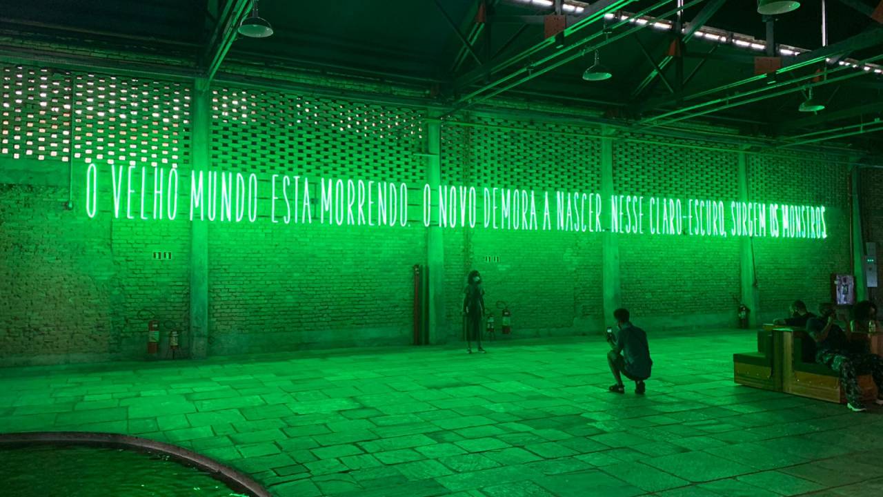 Letreiro na exposição de alfredo jaar