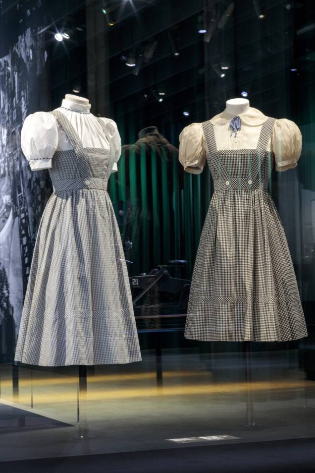 O vestido de Dorothy Gale, personagem principal de "O Mágico de Oz" (1939) de Victor Fleming O vestido de Dorothy Gale, personagem principal de "O Mágico de Oz" (1939) de Victor Fleming