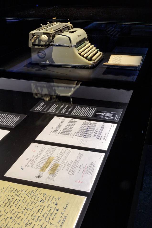 A máquina de escrever que Joseph Stefano usou para escrever “Psicose” é apresentada com destaque, ao lado das páginas do roteiro. A máquina de escrever que Joseph Stefano usou para escrever “Psicose” é apresentada com destaque, ao lado das páginas do roteiro.
