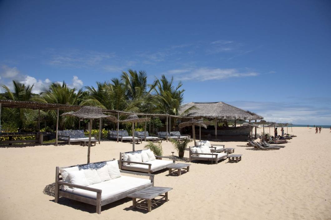 Bar e espreguiçadeiras na praia em frente ao Uxua. Bar e espreguiçadeiras na praia em frente ao Uxua.